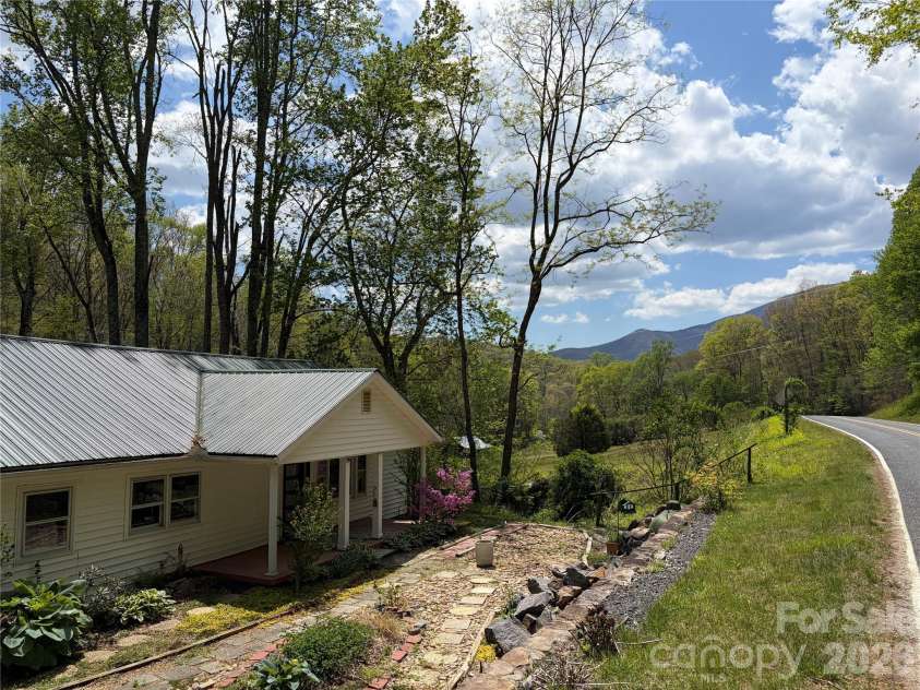 524 Clear Creek Road, Burnsville, NC 28714.  MLS# CAR4306870, YatesRealty ID 16079. 