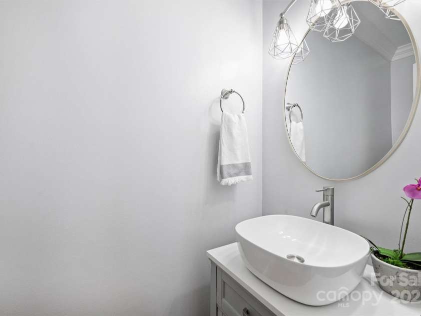 8000 Greencastle Drive, Charlotte, NC 28210.  MLS# CAR4223017, YatesRealty ID 16081. 1/2 bath on Main level