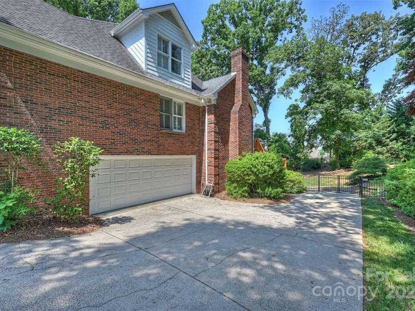 8000 Greencastle Drive, Charlotte, NC 28210.  MLS# CAR4223017, YatesRealty ID 16081. 