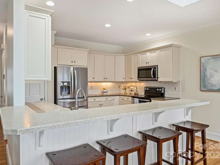 8000 Greencastle Drive, Charlotte, NC 28210.  MLS# CAR4223017, YatesRealty ID 16081. Extended Island with room for seating