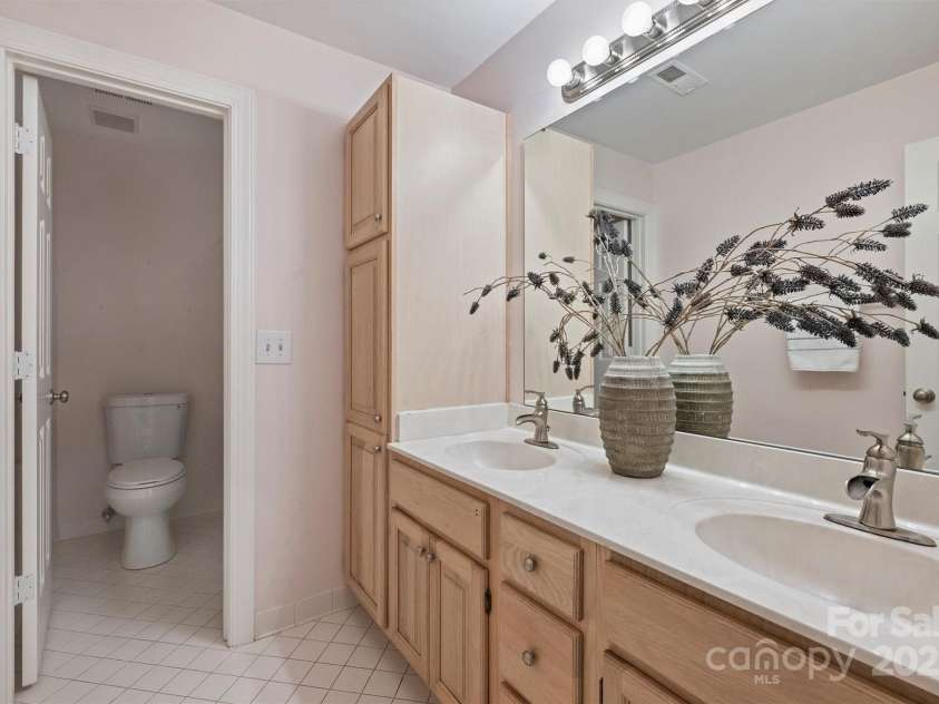 8000 Greencastle Drive, Charlotte, NC 28210.  MLS# CAR4223017, YatesRealty ID 16081. Full Bathroom in hallway  - 2nd floor