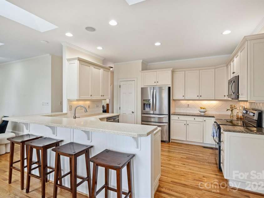 8000 Greencastle Drive, Charlotte, NC 28210.  MLS# CAR4223017, YatesRealty ID 16081. Kitchen