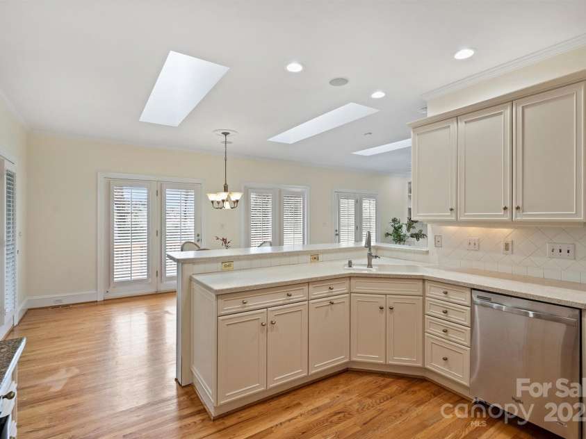 8000 Greencastle Drive, Charlotte, NC 28210.  MLS# CAR4223017, YatesRealty ID 16081. Kitchen
