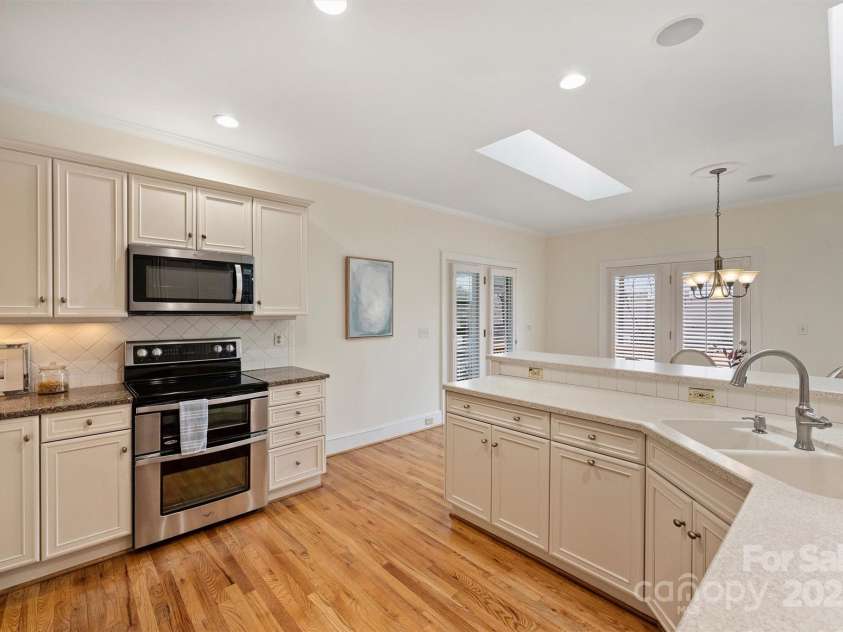 8000 Greencastle Drive, Charlotte, NC 28210.  MLS# CAR4223017, YatesRealty ID 16081. Kitchen - stainless steel appliances