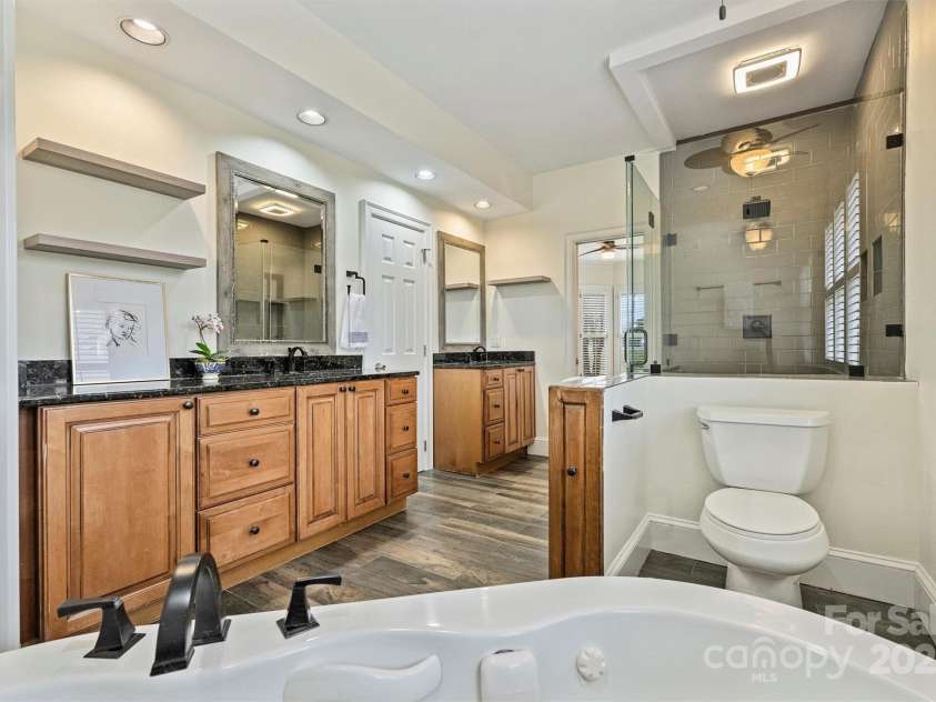 8000 Greencastle Drive, Charlotte, NC 28210.  MLS# CAR4223017, YatesRealty ID 16081. Primary Bathroom