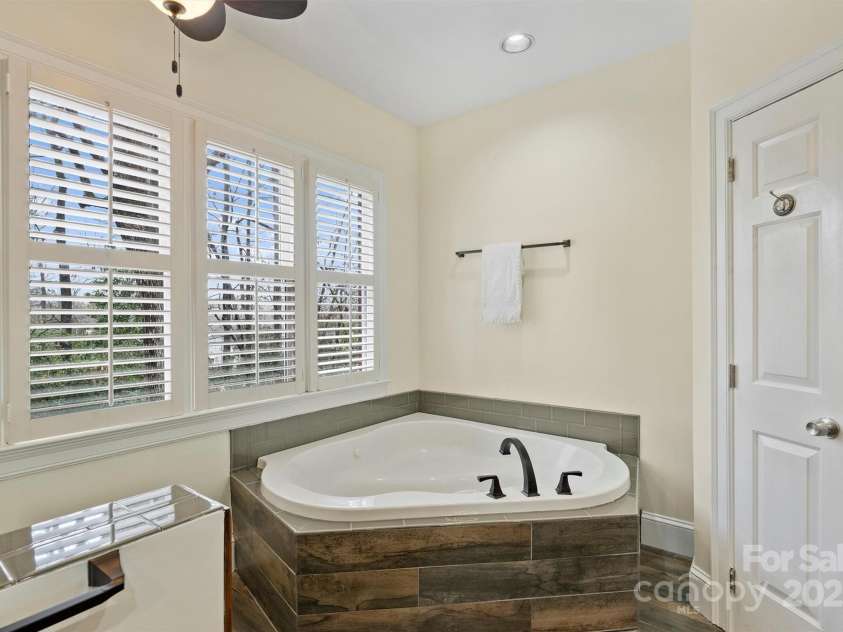 8000 Greencastle Drive, Charlotte, NC 28210.  MLS# CAR4223017, YatesRealty ID 16081. Primary soaking jetted tub