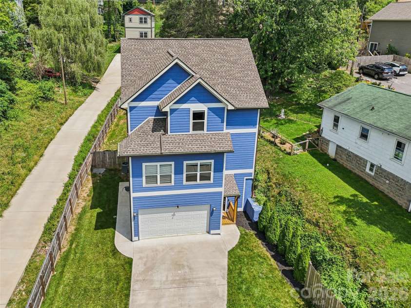 8 Apple Lane, Asheville, NC 28804.  MLS# CAR4354022, YatesRealty ID 16087. Spacious and convenient with easy driveway access