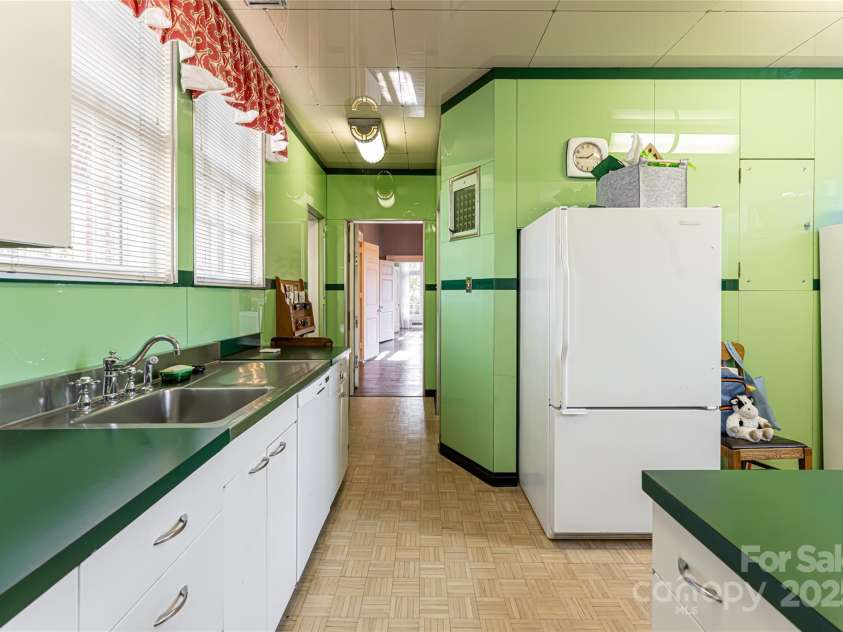 407 Vanderbilt Road, Asheville, NC 28803.  MLS# CAR4220669, YatesRealty ID 1609. 