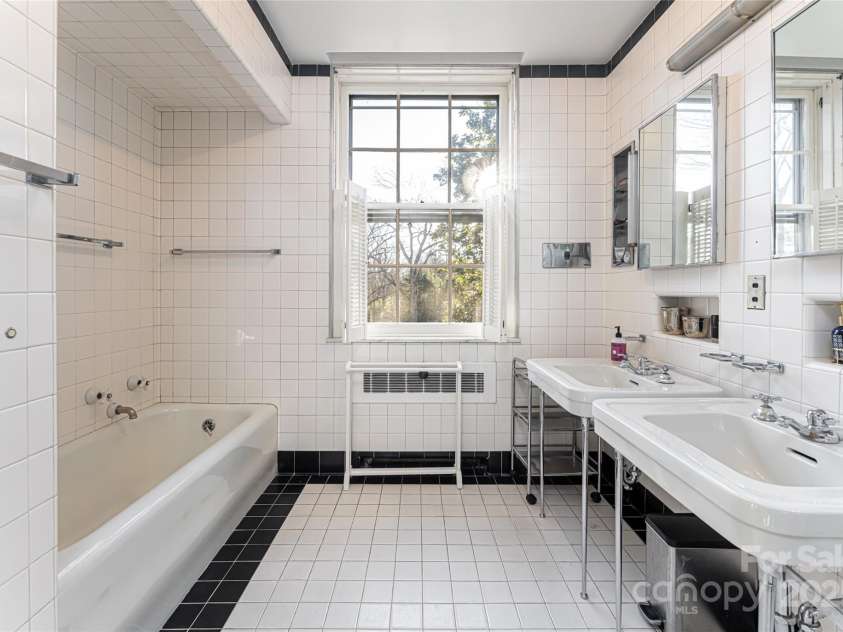 407 Vanderbilt Road, Asheville, NC 28803.  MLS# CAR4220669, YatesRealty ID 1609. 