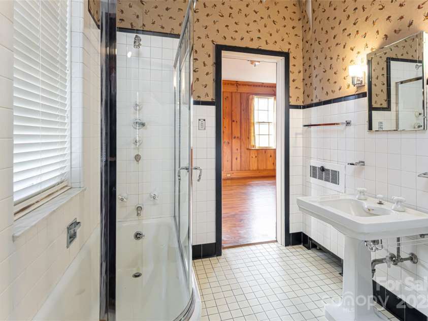 407 Vanderbilt Road, Asheville, NC 28803.  MLS# CAR4220669, YatesRealty ID 1609. 