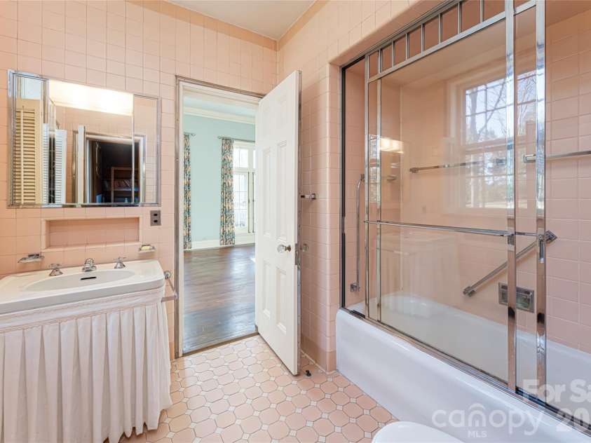 407 Vanderbilt Road, Asheville, NC 28803.  MLS# CAR4220669, YatesRealty ID 1609. 