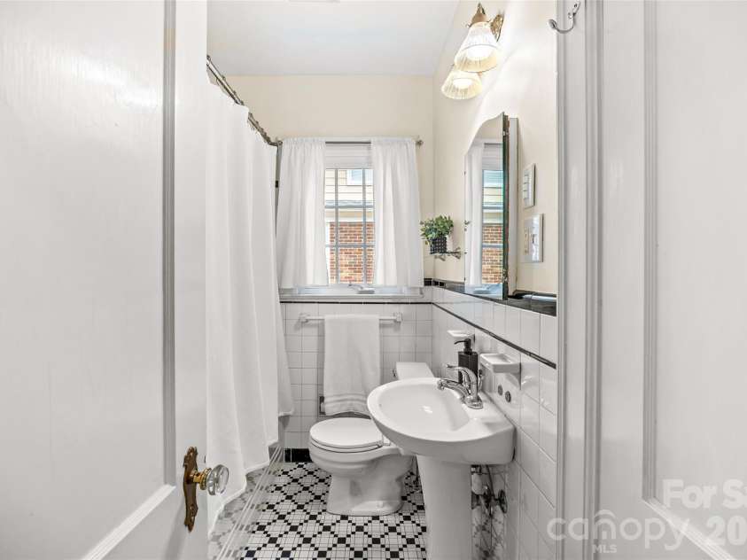 2137 Shenandoah Avenue, Charlotte, NC 28205.  MLS# CAR4369608, YatesRealty ID 16091. 