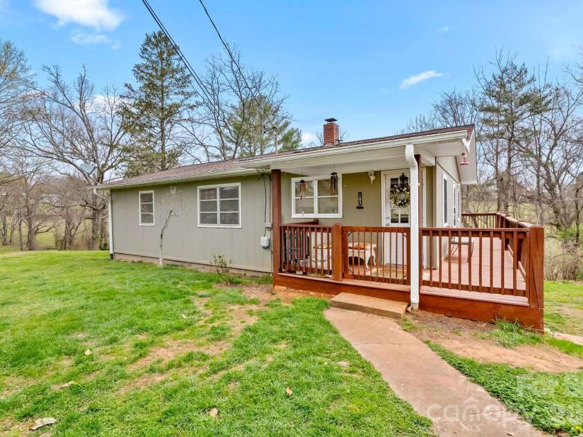 103 Bidwell Street, Franklin, NC 28734.  MLS# CAR4363280, YatesRealty ID 16096. 