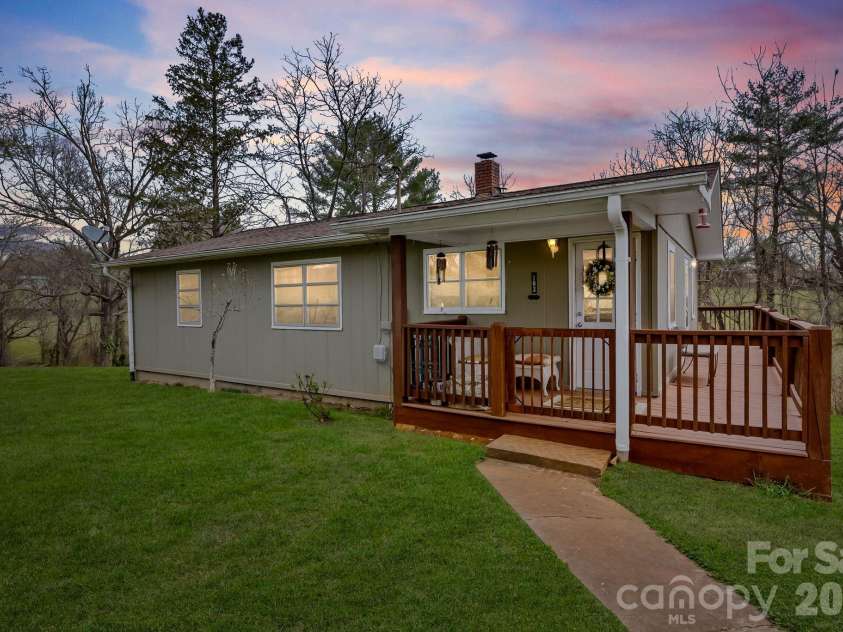 103 Bidwell Street, Franklin, NC 28734.  MLS# CAR4363280, YatesRealty ID 16096. 