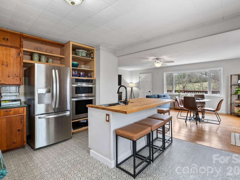 103 Bidwell Street, Franklin, NC 28734.  MLS# CAR4363280, YatesRealty ID 16096. 
