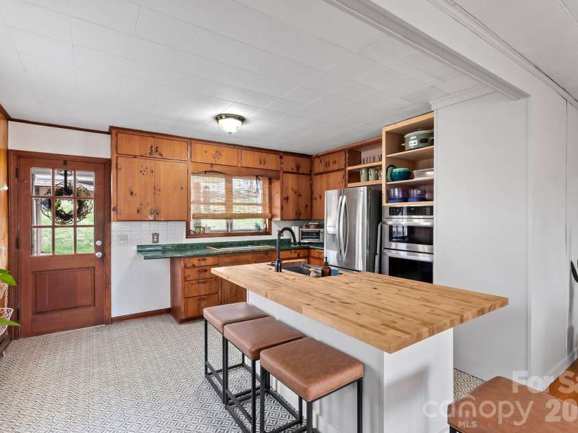 103 Bidwell Street, Franklin, NC 28734.  MLS# CAR4363280, YatesRealty ID 16096. 