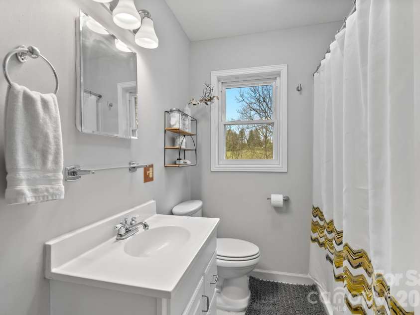 103 Bidwell Street, Franklin, NC 28734.  MLS# CAR4363280, YatesRealty ID 16096. 