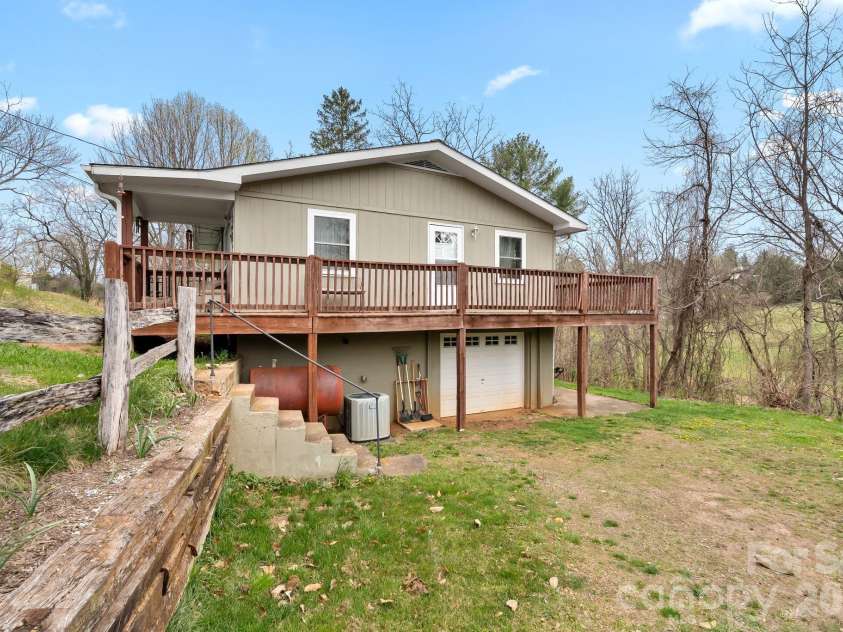 103 Bidwell Street, Franklin, NC 28734.  MLS# CAR4363280, YatesRealty ID 16096. 