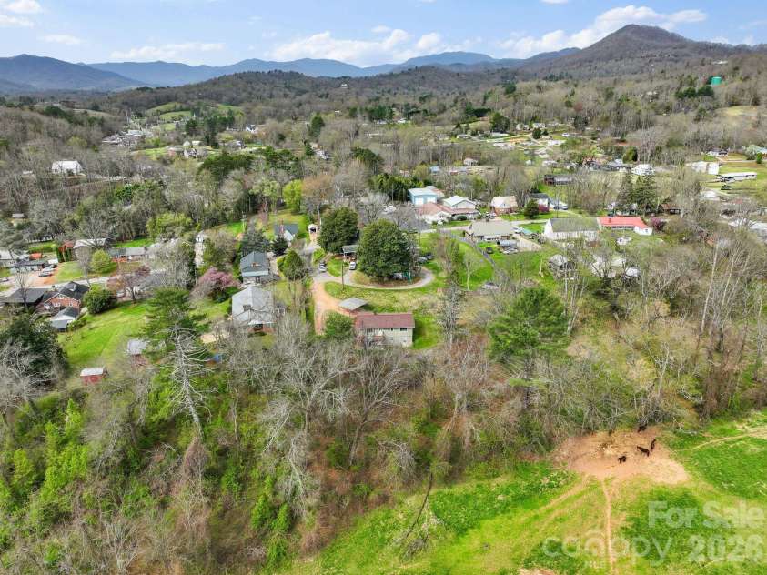 103 Bidwell Street, Franklin, NC 28734.  MLS# CAR4363280, YatesRealty ID 16096. 