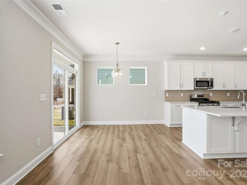 6027 Veld Court, Charlotte, NC 28215.  MLS# CAR4257024, YatesRealty ID 16096. Breakfast area