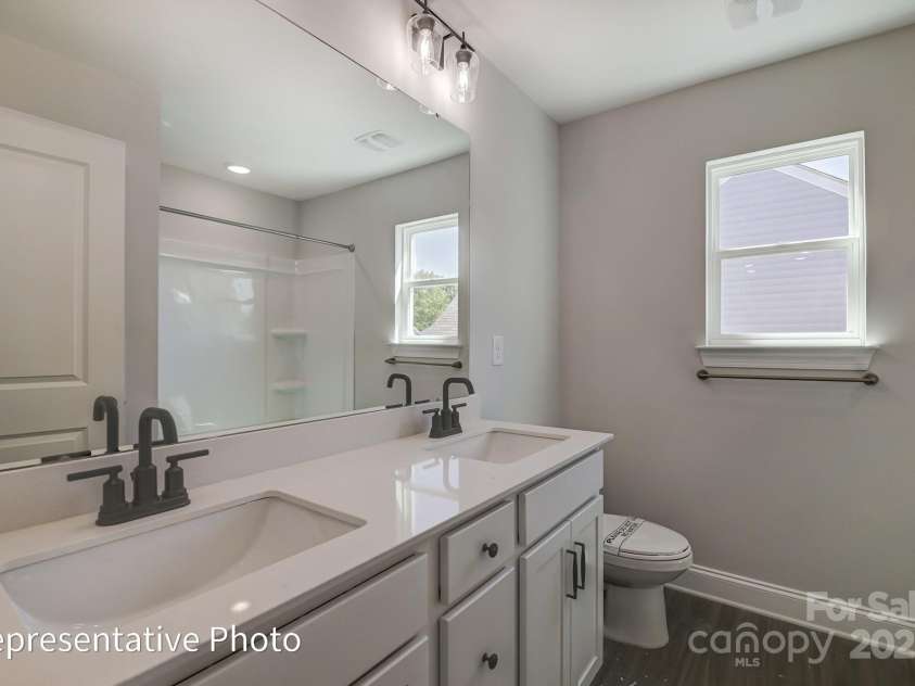 6027 Veld Court, Charlotte, NC 28215.  MLS# CAR4257024, YatesRealty ID 16096. Hall Bath