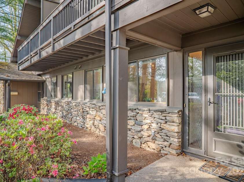 106 Laurelwood Circle, Hendersonville, NC 28791.  MLS# CAR4251119, YatesRealty ID 16098. 