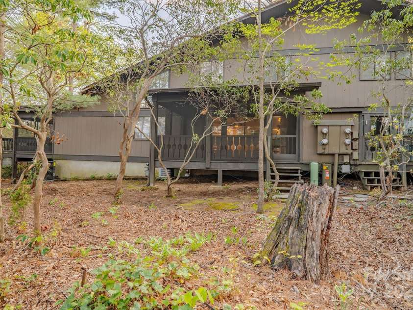 106 Laurelwood Circle, Hendersonville, NC 28791.  MLS# CAR4251119, YatesRealty ID 16098. 