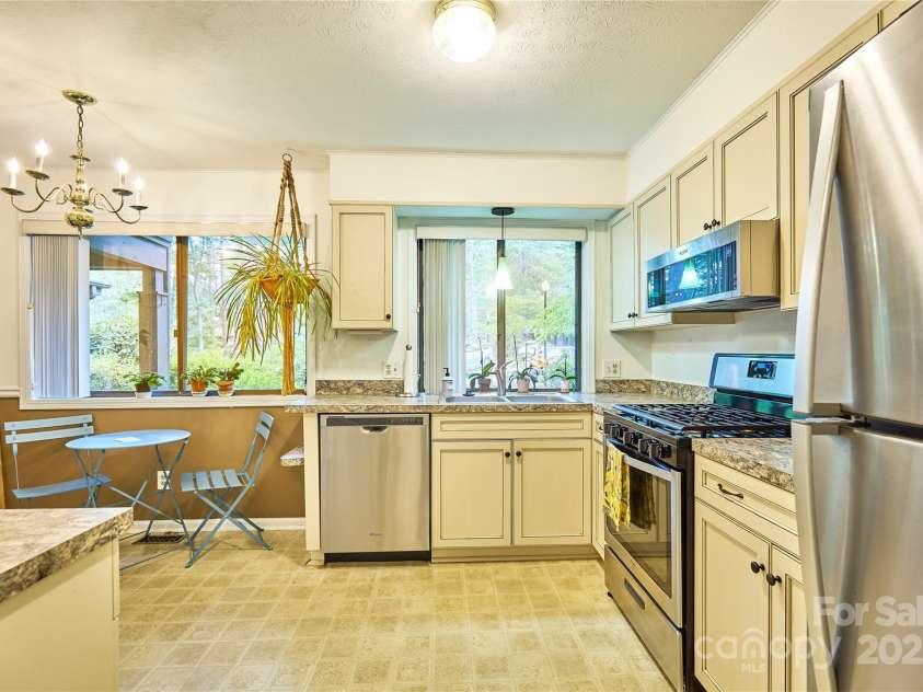 106 Laurelwood Circle, Hendersonville, NC 28791.  MLS# CAR4251119, YatesRealty ID 16098. 