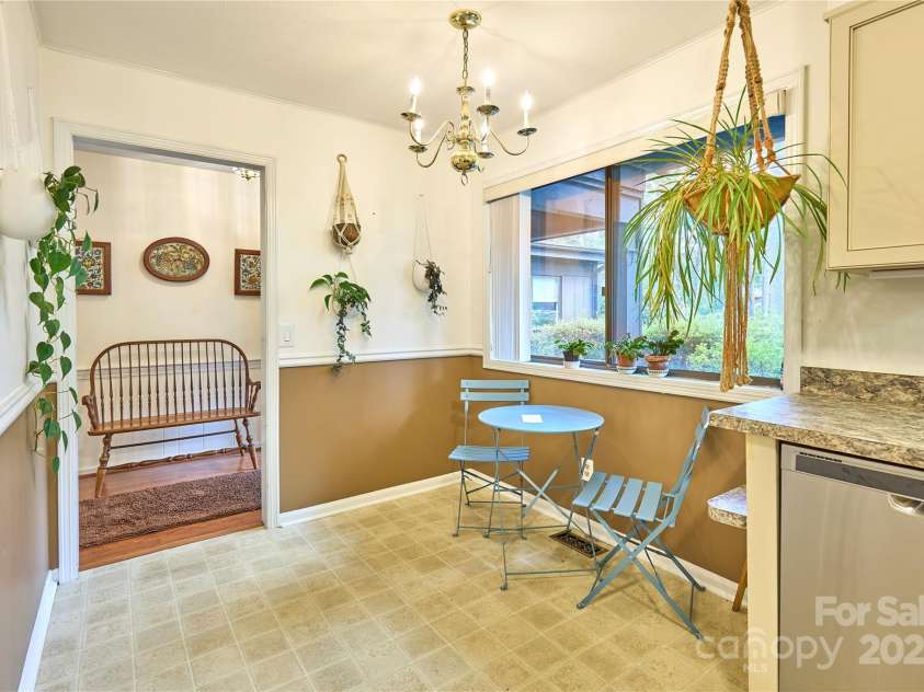 106 Laurelwood Circle, Hendersonville, NC 28791.  MLS# CAR4251119, YatesRealty ID 16098. 