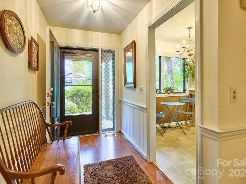 106 Laurelwood Circle, Hendersonville, NC 28791.  MLS# CAR4251119, YatesRealty ID 16098. 