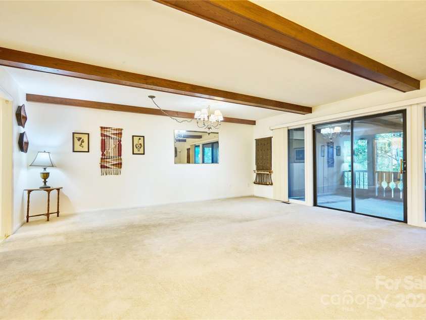 106 Laurelwood Circle, Hendersonville, NC 28791.  MLS# CAR4251119, YatesRealty ID 16098. 