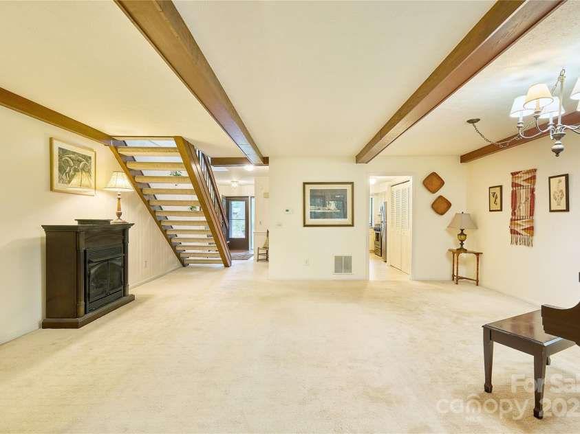 106 Laurelwood Circle, Hendersonville, NC 28791.  MLS# CAR4251119, YatesRealty ID 16098. 