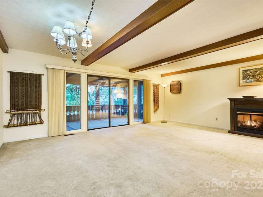 106 Laurelwood Circle, Hendersonville, NC 28791.  MLS# CAR4251119, YatesRealty ID 16098. 