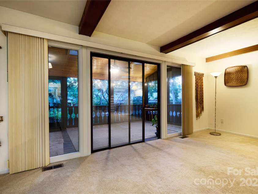 106 Laurelwood Circle, Hendersonville, NC 28791.  MLS# CAR4251119, YatesRealty ID 16098. 