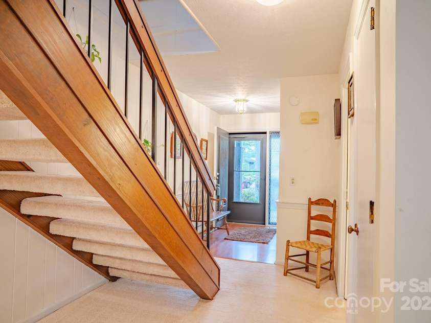 106 Laurelwood Circle, Hendersonville, NC 28791.  MLS# CAR4251119, YatesRealty ID 16098. 