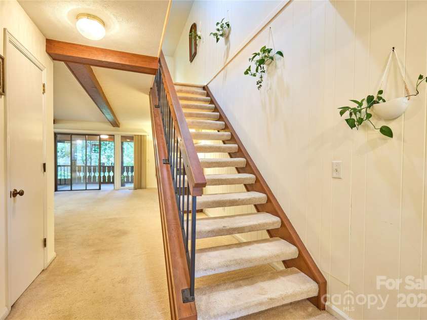 106 Laurelwood Circle, Hendersonville, NC 28791.  MLS# CAR4251119, YatesRealty ID 16098. 