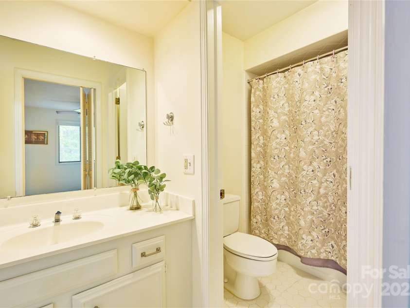 106 Laurelwood Circle, Hendersonville, NC 28791.  MLS# CAR4251119, YatesRealty ID 16098. 