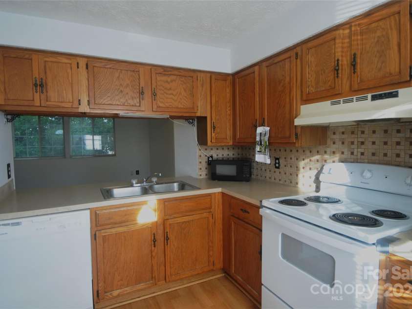 9432-D Lexington Circle, Charlotte, NC 28213.  MLS# CAR4332277, YatesRealty ID 1610. 