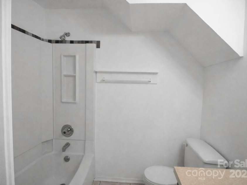 9432-D Lexington Circle, Charlotte, NC 28213.  MLS# CAR4332277, YatesRealty ID 1610. Primary bath basement