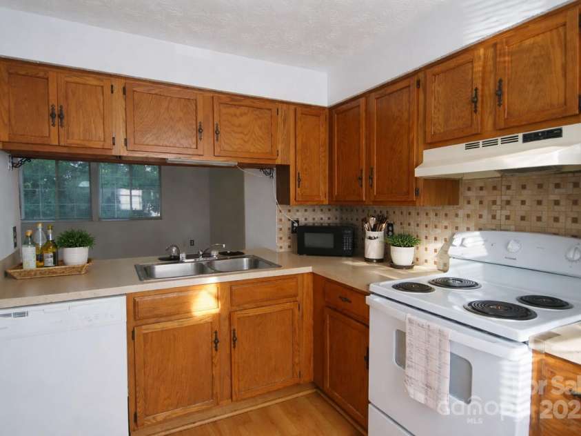 9432-D Lexington Circle, Charlotte, NC 28213.  MLS# CAR4332277, YatesRealty ID 1610. Staged