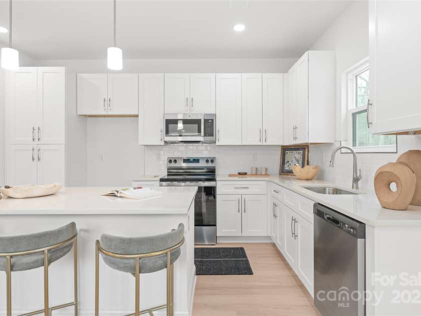 2813 New Pineola Road, Charlotte, NC 28208.  MLS# CAR4253821, YatesRealty ID 16101. 