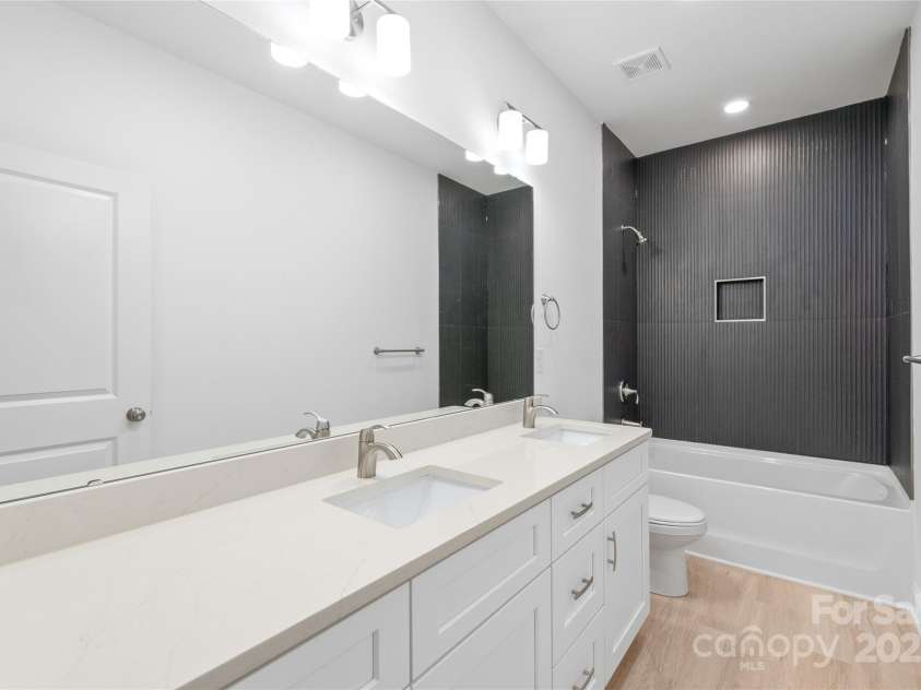 2813 New Pineola Road, Charlotte, NC 28208.  MLS# CAR4253821, YatesRealty ID 16101. 