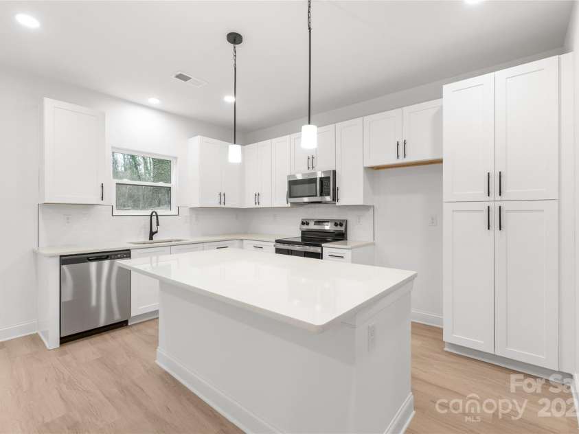 2815 New Pineola Road, Charlotte, NC 28208.  MLS# CAR4253825, YatesRealty ID 16102. 