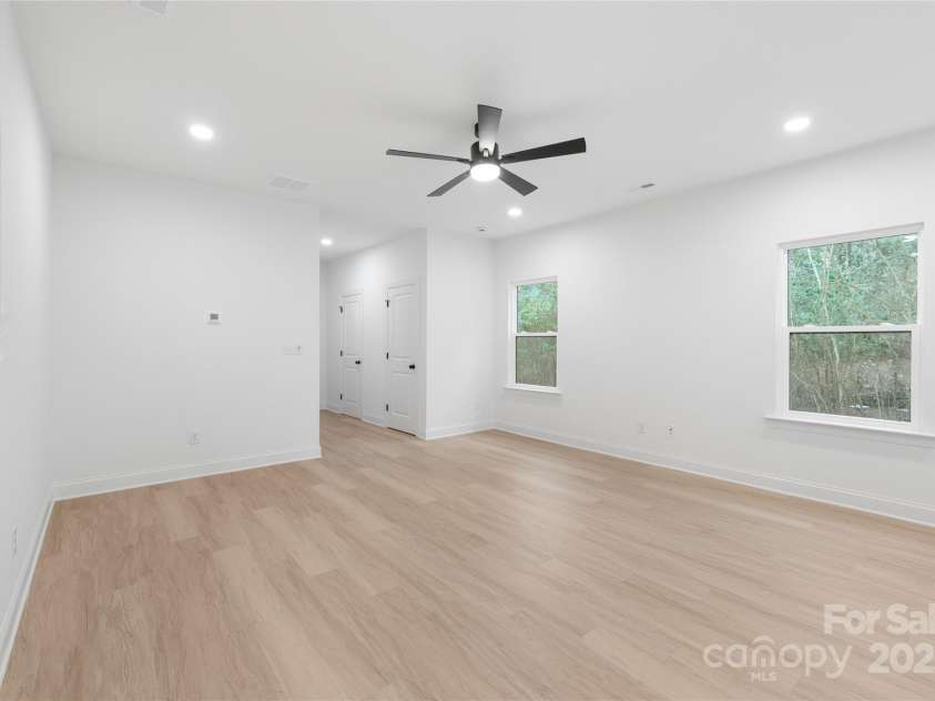 2815 New Pineola Road, Charlotte, NC 28208.  MLS# CAR4253825, YatesRealty ID 16102. 