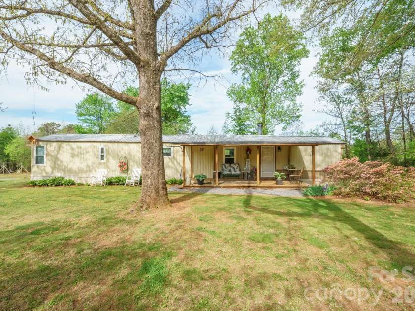 4021 26th Street Court, Hickory, NC 28601.  MLS# CAR4373010, YatesRealty ID 16102. 