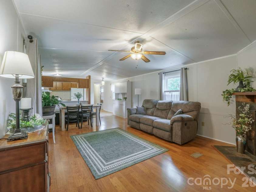 4021 26th Street Court, Hickory, NC 28601.  MLS# CAR4373010, YatesRealty ID 16102. 