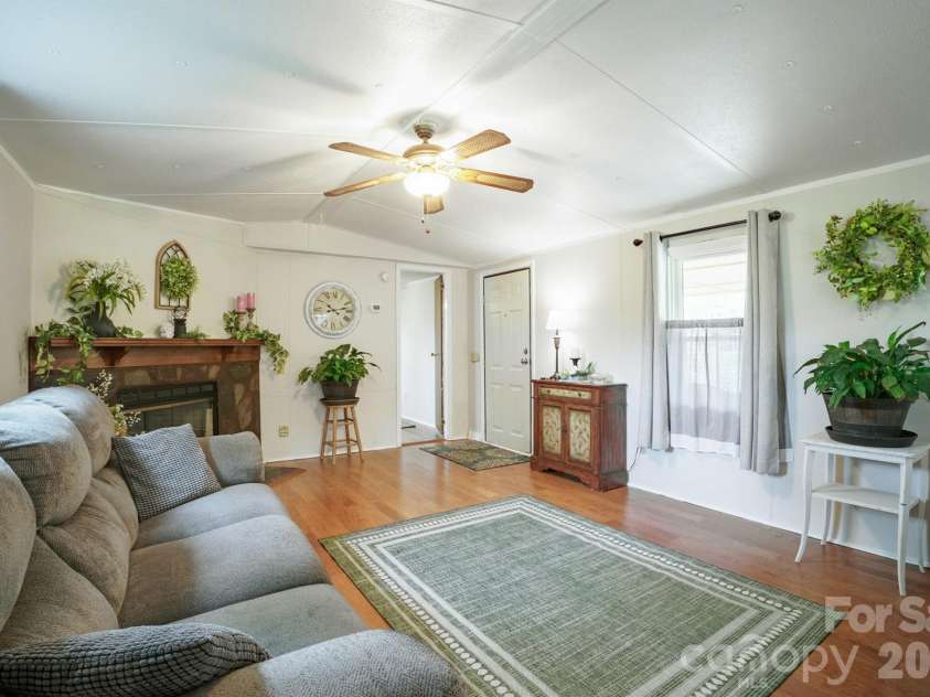 4021 26th Street Court, Hickory, NC 28601.  MLS# CAR4373010, YatesRealty ID 16102. 
