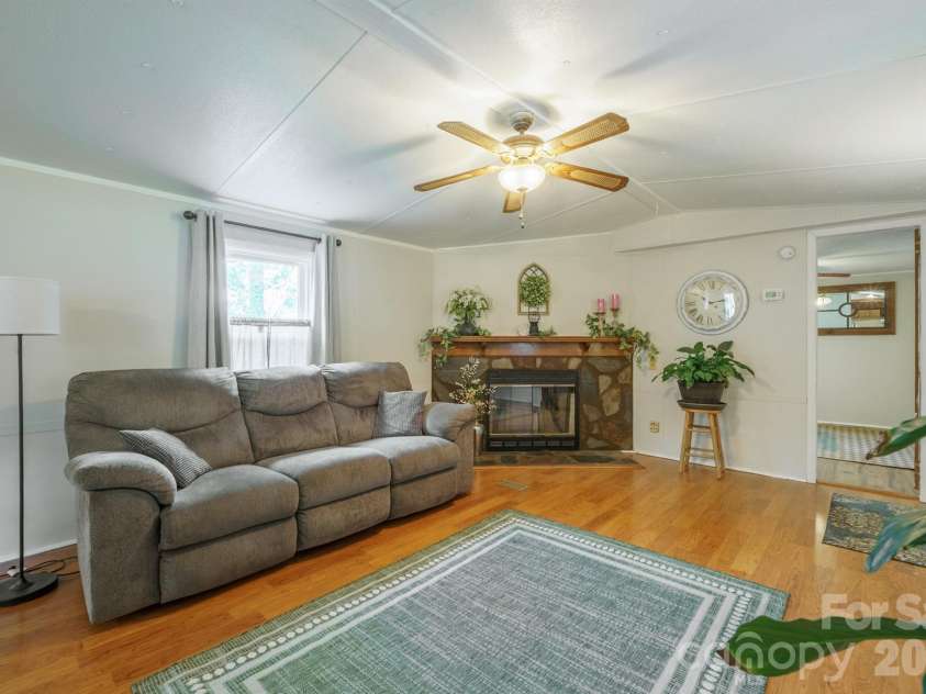 4021 26th Street Court, Hickory, NC 28601.  MLS# CAR4373010, YatesRealty ID 16102. 