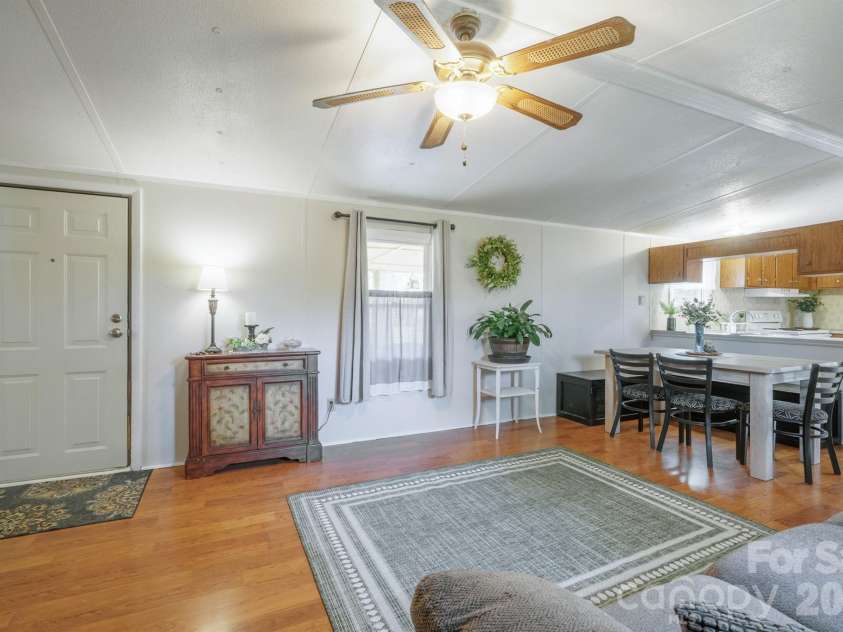 4021 26th Street Court, Hickory, NC 28601.  MLS# CAR4373010, YatesRealty ID 16102. 