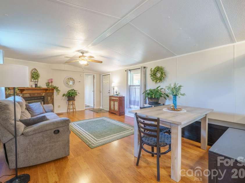 4021 26th Street Court, Hickory, NC 28601.  MLS# CAR4373010, YatesRealty ID 16102. 